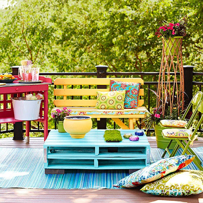 Outdoor palette table, backyard ideas on a budget